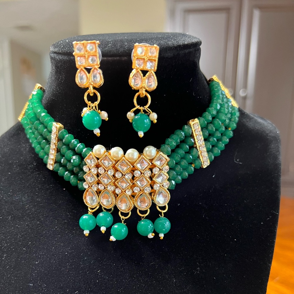 🆕 White Diamond Green beads Choker